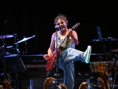 Fito P&aacute;ez toca la guitarra durante el show brindado en Konex.