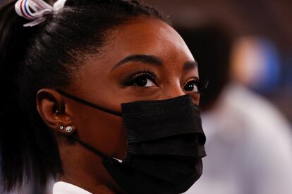 Simone Biles, ganadora de cuatro medallas de oro y una de bronce en Río 2016, decidirá día a día si sigue compitiendo en Tokio. De momento, ha anunciado su segunda retirada y no buscará el oro consecutivo en la final individual del concurso completo de gimnasia, debido a su problema de ansiedad. La federación estadounidense ha anunciado que la sustituirá en la final su compatriota Jade Carey.