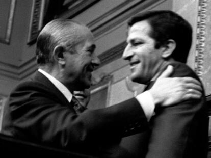 Arias Navarro, &uacute;ltimo presidente de un Gobierno franquista, felicita a Su&aacute;rez tras su discurso sobre la ley de Asociaciones Pol&iacute;ticas (9/6/1976)