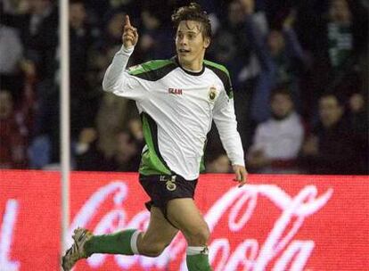 Sergio Canales celebra un gol con el Racing.