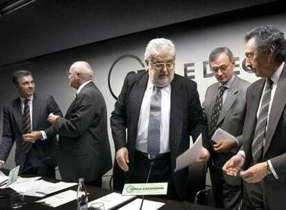 José Manuel Lara, presidente del Círculo de Economía, rodeado de los cuatro vicepresidentes de la institución, ayer en Barcelona.