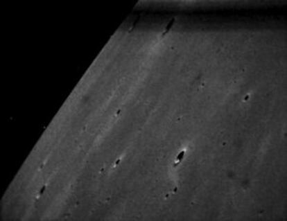 Fotografía del suelo lunar tomada por la sonda LADEE, el 8 de febrero pasado, con la cámara de orientación por estrellas.