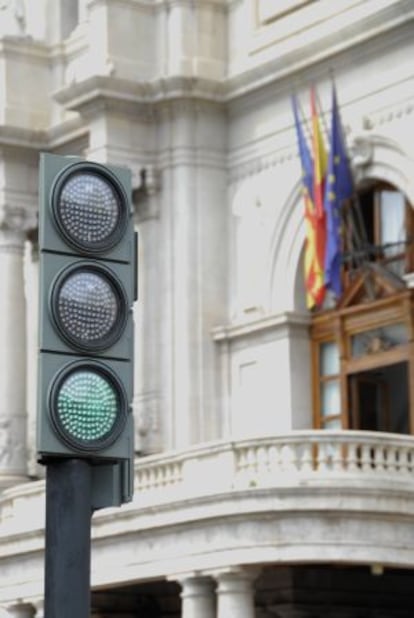 Un semáforo de la plaza del Ayuntamiento tras la retirada de la visera.