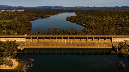 La presa de Valdecaballeros (Badajoz), con los edificios de la central nuclear al fondo, a principios de abril.