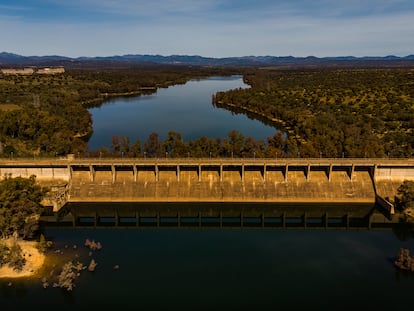 La presa de Valdecaballeros (Badajoz), con los edificios de la central nuclear al fondo, a principios de abril.