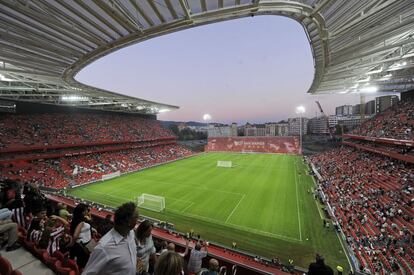 Seguidores del Athletic, en el nuevo San Mamés este fin de semana durante el entrenamiento del equipo. Uno de los fondos, cubierto por una lona, está a falta de construirse.