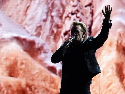 Bono durante un concierto de U2 en Seúl en 2019.