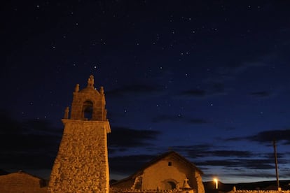 Anochecer en la iglesia de Guallatire, en el altiplano chileno.