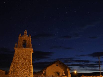 Anochecer en la iglesia de Guallatire, en el altiplano chileno.