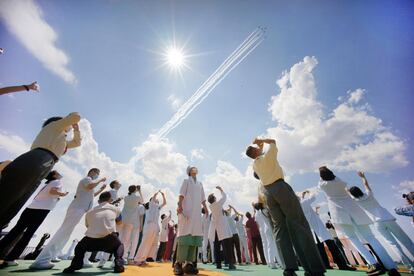 Personal sanitario del Hospital Central de Tokio observa el paso del escuadrón de demostración acrobático 'Impulso Azul'.