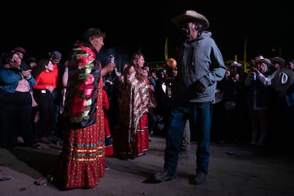 Miembros del pueblo originario Kumiai en cantan y bailan durante la Fiesta de La Misión 2024, el pasado mayo.