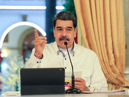 Fotografía cedida por prensa de Miraflores del presidente venezolano, Nicolás Maduro, quien sostiene una figura del beato José Gregorio Hernández en un acto de gobierno, el 8 de octubre de 2021, en Caracas (Venezuela).