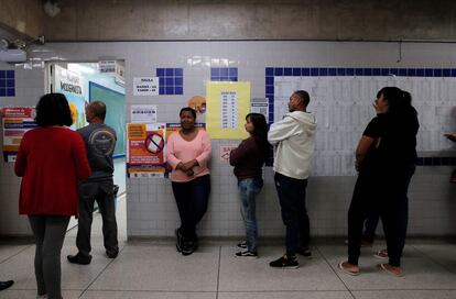 Votantes esperan que abran las puertas de una casilla en São Paulo.