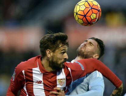 Llorente lucha con G&oacute;mez durante el partido.