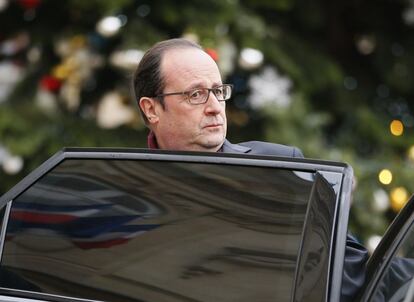 François Hollande surt del Palau de l'Elisi camí de la seu del setmanari 'Charlie Hebdo'. Entre les víctimes mortals hi ha dos agents de policia.