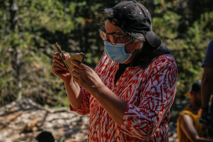 La investigadora Ángela D. Buscalioni, especialista en Paleontología de Vertebrados y Profesora Titular de la Universidad Autónoma de Madrid en el Departamento de Biología, estudia una pieza encontrada. Buscalioni ha estudiado el yacimiento de Las Hoyas desde hace más de 30 años, cuando era alumna del paleontólogo y divulgador científico Jose Luis Sanz, pionero en la investigación en este yacimiento. Buscalioni es ahora la responsable del proyecto de investigación que se lleva a cabo por la Universidad Autónoma de Madrid. 
