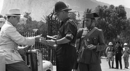 Control de documentación en la frontera por parte de policías gibraltareños y guardias civiles, previo a la clausura de la verja en los años 60.