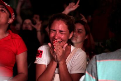 Una mujer llora de alegría al confirmarse el triunfo de Lula da Silva en las presidenciales brasileñas. En su primer discurso tras ser elegido, Lula ha asegurado que acabar con el hambre es su principal objetivo: "Si somos capaces de exportar comida al mundo entero, tenemos que ser capaces de hacer que los brasileños desayunen, almuercen y cenen todos los días. Ese es mi mayor compromiso".
