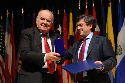Enrique V. Iglesias, a la izquierda, recibe la cátedra de manos de Luis Alberto Moreno, presidente del BID.