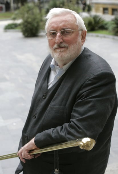 Javier Elzo en una calle de San Sebastián.