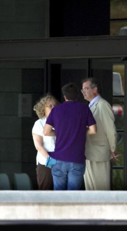 El juez Joaquín Aguirre conversa con dos colaboradores.