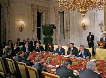 Discurso de bienvenida de Bush a los líderes del G-20 en la cena de la Casa Blanca. En la esquina izquierda, Zapatero, junto al presidente holandés, Jan Peter Balkenende.