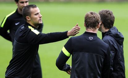 Seferovic bromea con sus compañeros de equiop durante la sesión de entrenamiento en Zubieta.