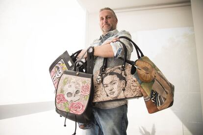 El presidente de la fundaci&oacute;n Prison Art, Jorge Cueto, con algunos de los bolsos.