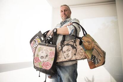 O presidente da fundação Prison Art, Jorge Cueto, com algumas das bolsas.