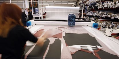 Una trabajadora realiza pruebas de materiales en la fábrica de Mango en Barcelona.