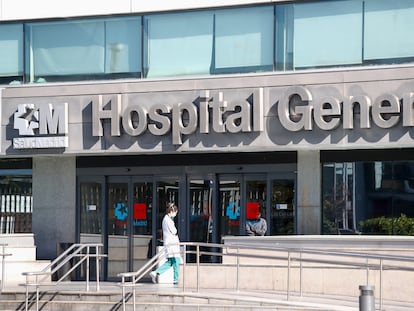 Una sanitaria entra en el Hospital de La Paz de Madrid, adonde ha sido trasladado el niño de Ciudad Real afectado por una hepatitis de origen desconocido.