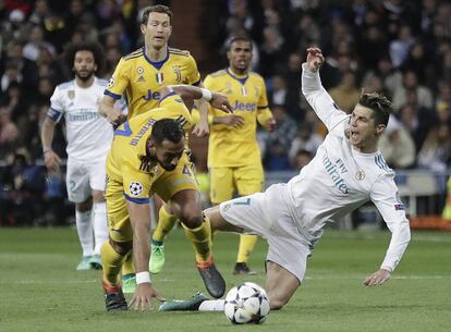 Cristiano Ronaldo y Medhi Benatia caen al suelo durante una jugada.