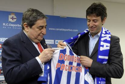 Lendoiro entrega una camiseta del Depor al nuevo técnico, Domingos Paciencia.