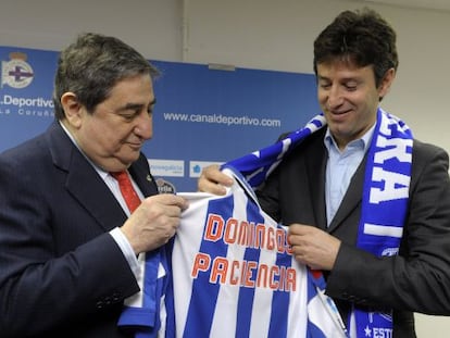 Lendoiro entrega una camiseta del Depor al nuevo técnico, Domingos Paciencia.