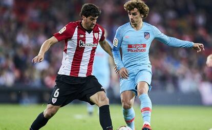 San José roba un balón a Griezmann.