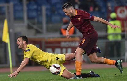 Roberto Soldado cae al suelo durante el partido de este jueves en Roma.