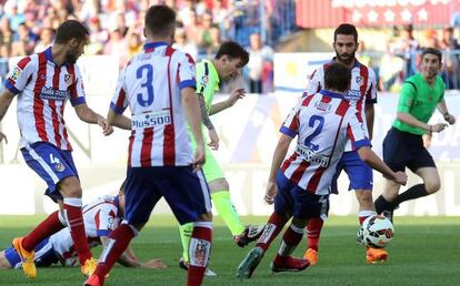 Messi, cercado por defensores do Atlético antes de marcar.