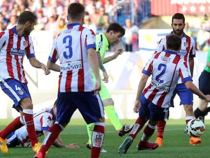 Messi, cercado por defensores do Atlético antes de marcar.