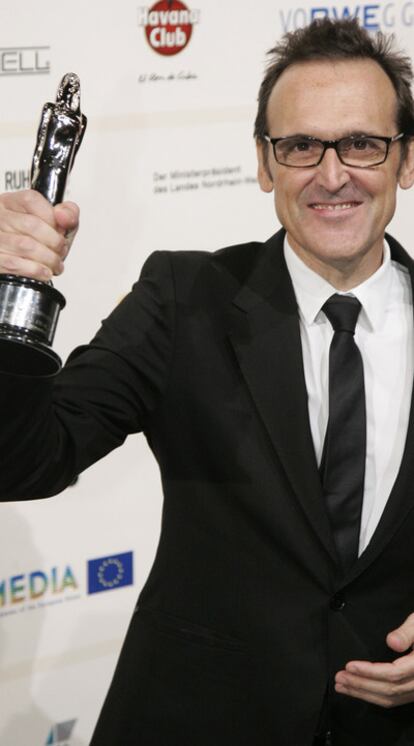 Alberto Iglesias, con su premio de la Academia del Cine Europeo.