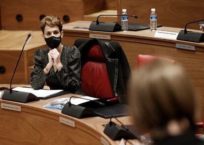 La presidenta del Gobierno de Navarra, María Chivite, durante la intervención de Uxue Barkos (Geroa Bai)en el Parlamento navarro el pasado mes de marzo.