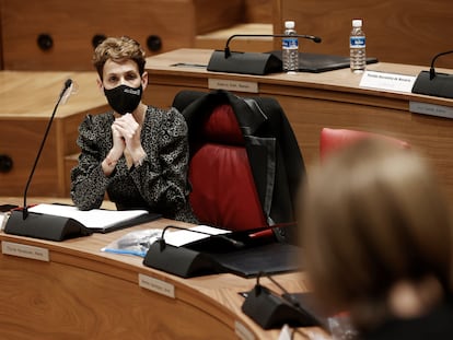 La presidenta del Gobierno de Navarra, María Chivite, durante la intervención de Uxue Barkos (Geroa Bai)en el Parlamento navarro el pasado mes de marzo.