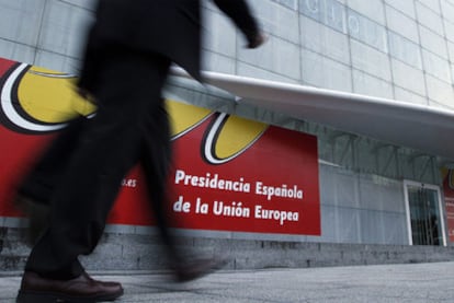 Preparativos de la reunión que celebrará hoy el Ecofin en el Palacio de Congresos de Madrid.