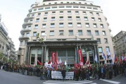 Un momento de la concentración de trabajadores de Novagalicia Banco, que tuvo lugar frente a la sede de la entidad en Vigo el pasado lunes. EFE/Archivo