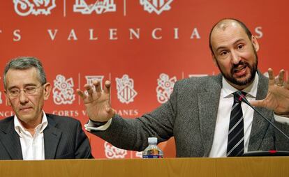 Los socialistas Antonio Torres (izquierda) y Josep Moreno, en su conferencia de prensa.