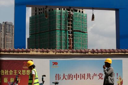 Dos trabajadores junto a un proyecto en obras de la promotora china Country Garden, en la provincia de Yunnan.