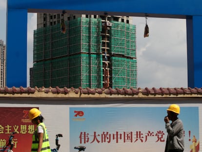 Dos trabajadores junto a un proyecto en obras de la promotora china Country Garden, en la provincia de Yunnan.