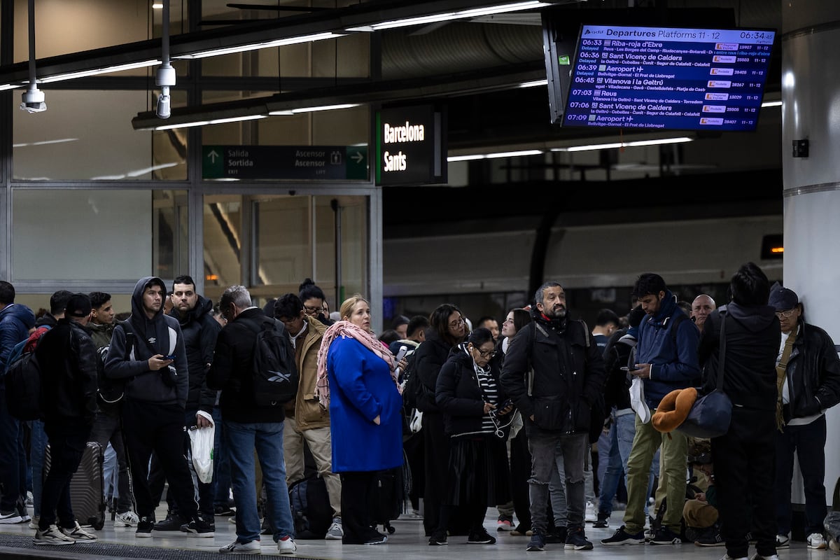 Los trenes vuelven a circular tras dos interrupciones que Transportes investiga si pueden deberse a un ciberataque contra el centro de control de Adif en Barcelona