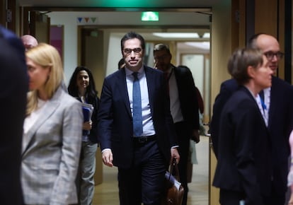 El ministro de Economía, Carlos Cuerpo, entrándoselo a la sala de reuniones del Consejo de la UE.