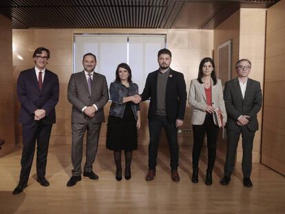 Desde la izquierda: los negociadores del PSOE Salvador Illa, José Luis Ábalos y Adriana Lastra. A continuación, los negociadores de ERC Gabriel Rufián, Marta Vilalta y Josep Jové, el pasado jueves en el Congreso.