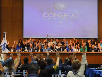 Marko Cortés y otros dirigentes panistas en el Consejo Nacional del partido, el 29 de junio.